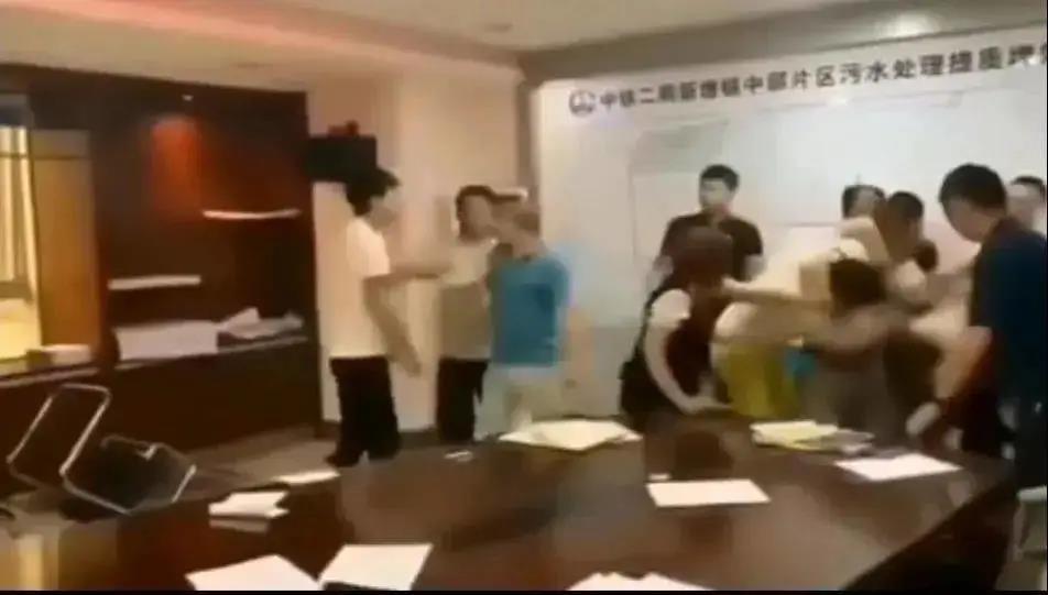 中鐵二局閥門投標(biāo)現(xiàn)場(chǎng)，報(bào)最低價(jià)者被“群揍”…咋回事？-